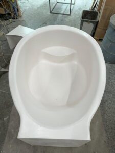 Ellipse birthing bath with internal step